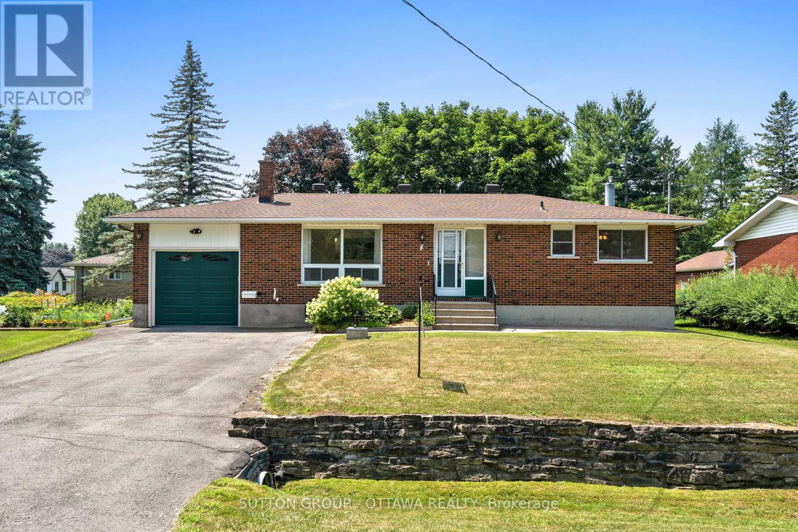 15 LENNOX STREET|Ottawa, Ontario K0A2Z0