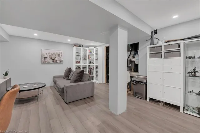 Additional image 32 of 1550 Newlands Cres Unit 11