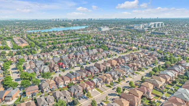 Additional image 40 of 33 Fiddleneck Cres