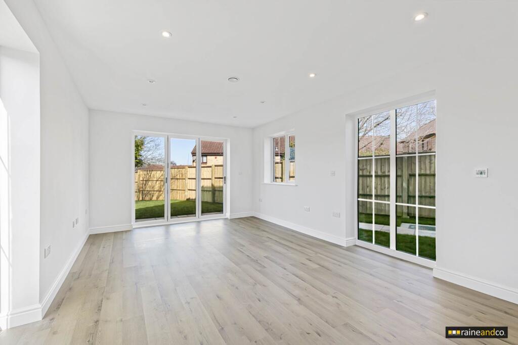 Additional image 29 of Bull Stag Green, Hatfield