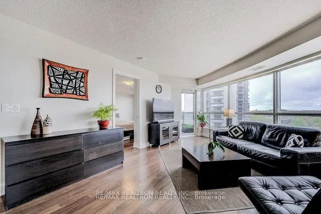 房产图片 4 - 多伦多市村绿广场135号824单元