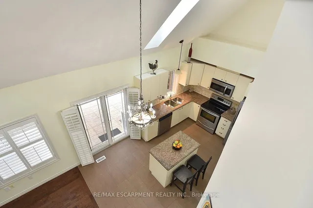 Additional image 3 of 8 Valiant Circ