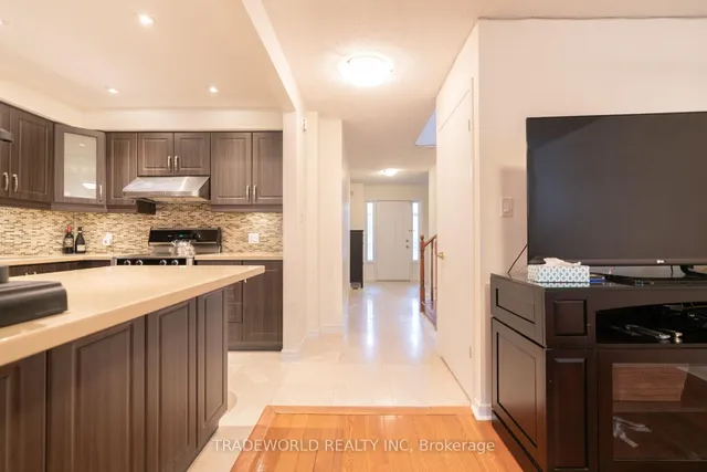 Additional image 13 of 18 Carl Cres