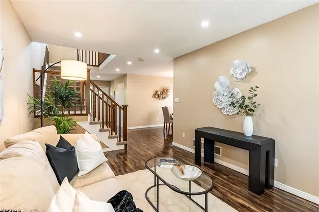 Additional image 10 of 584 Commonwealth Cres