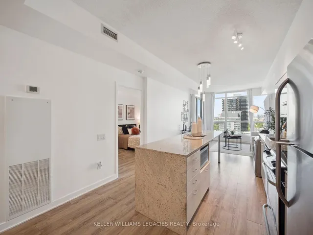 房产图片 4 - 29 Singer Crt 单元 2703