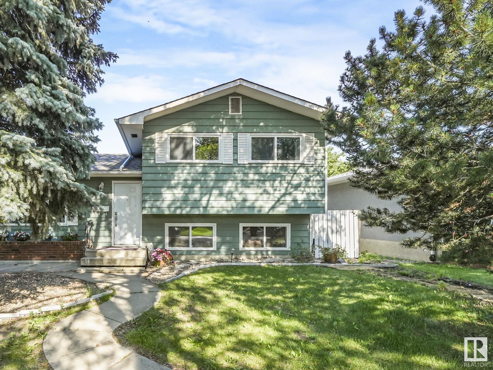 15107 65 ST NW|Edmonton, Alberta T5A2E4