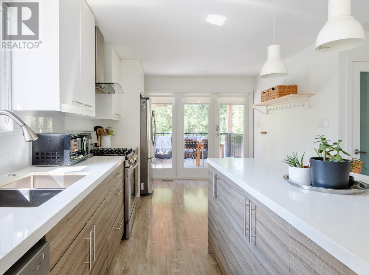 3673 HOSKINS ROAD|North Vancouver, British Columbia V7K2N9