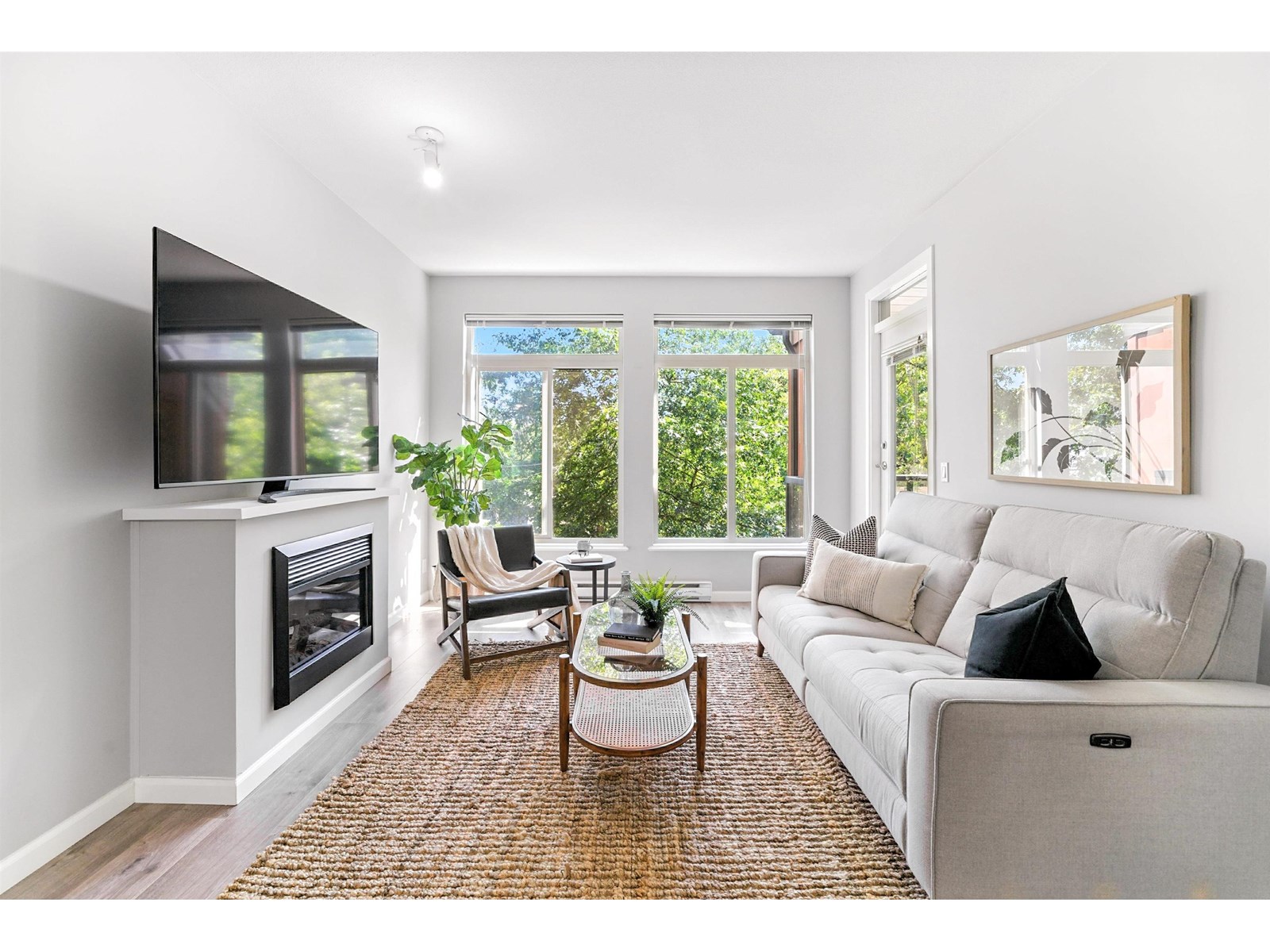 301 15385 101A AVENUE|Surrey, British Columbia V3R0B4