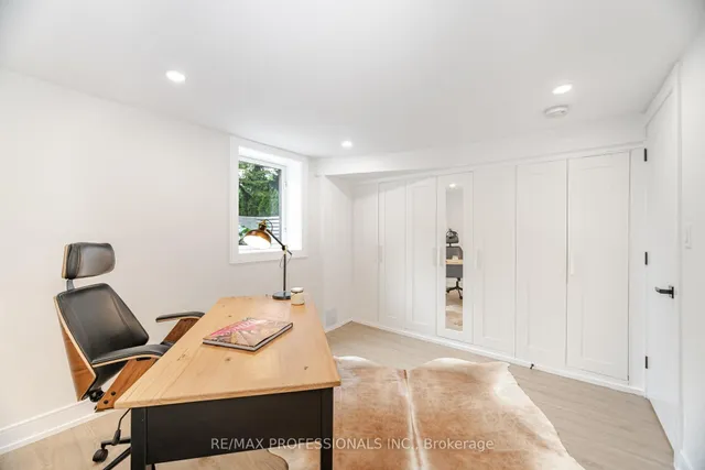 Additional image 40 of 4 Lloyd Manor Rd