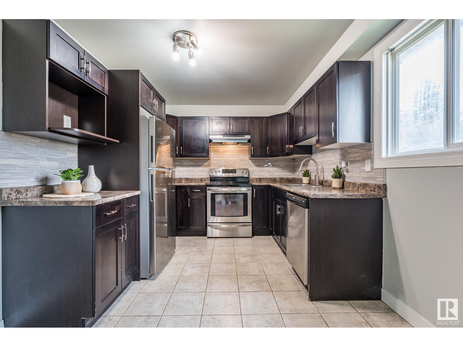 1691 Lakewood RD S NW|Edmonton, Alberta T6K3B9