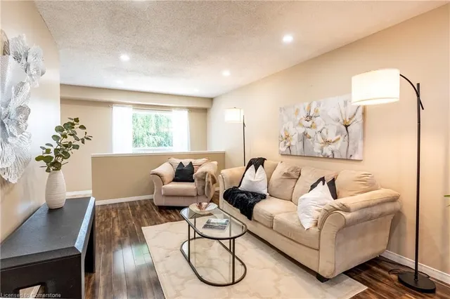 Additional image 7 of 584 Commonwealth Cres