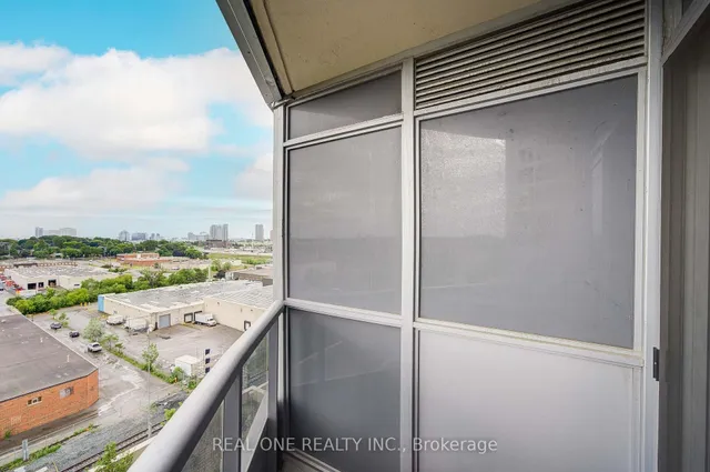 房产图片 39 - 151 Village Green Sq 单元 1008