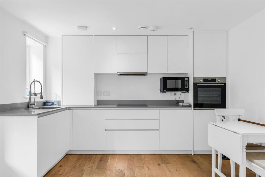 Additional image 3 of 80 Great North Road, Welwyn