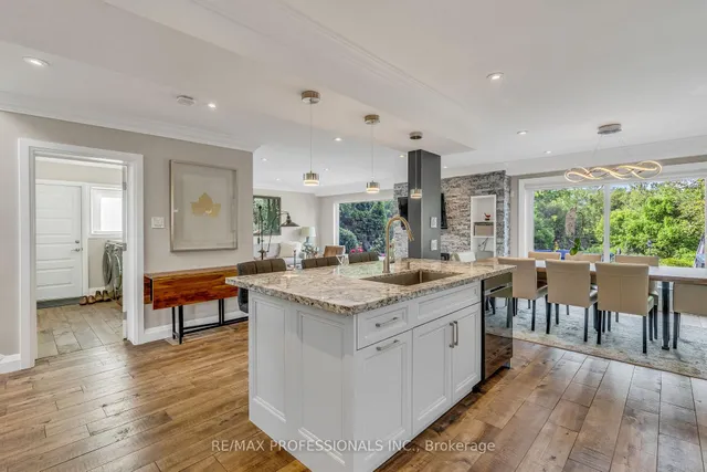 Additional image 15 of 53 Decarie Circ