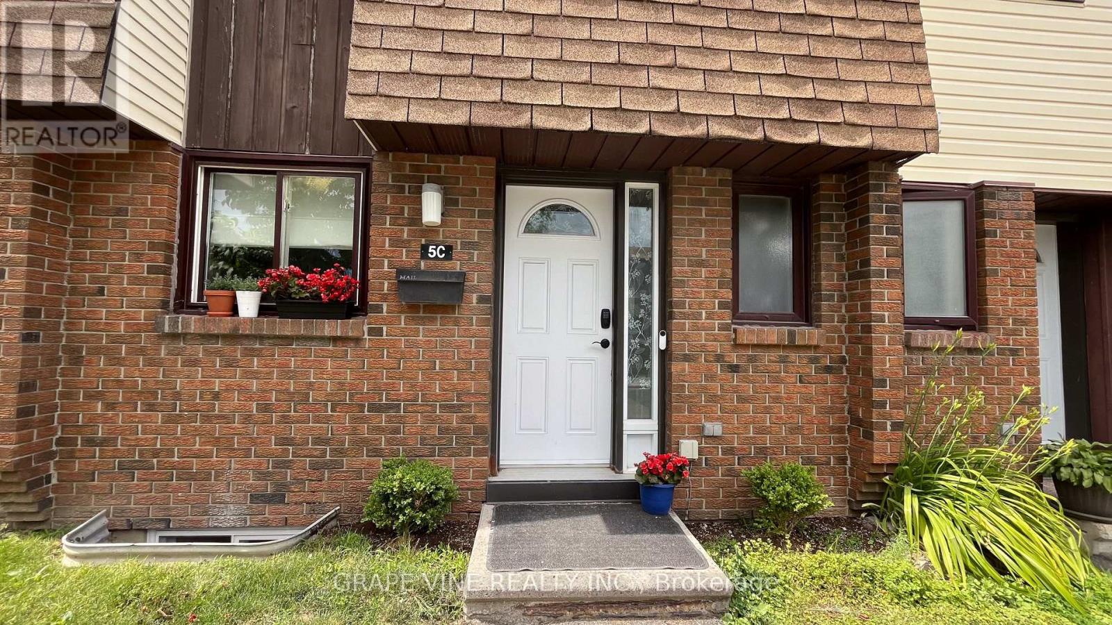 5C WOODVALE GREEN|Ottawa, Ontario K2G4G9