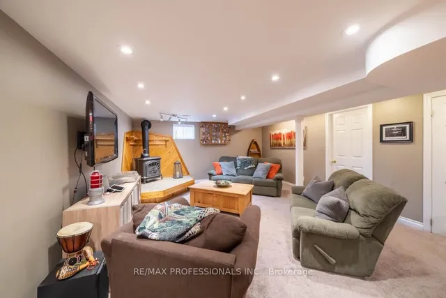 Additional image 20 of 82 Colonial Ave