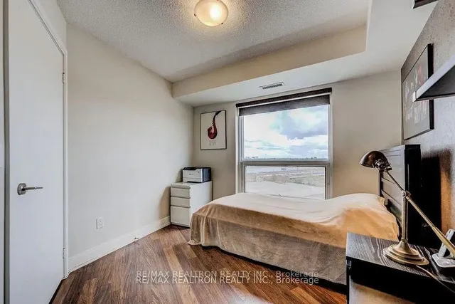 房产图片 10 - 多伦多市村绿广场135号824单元