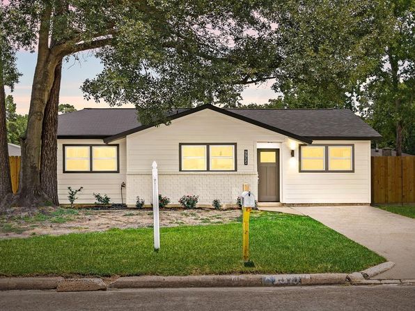 9911 Valley Club Dr, Houston, TX 77078