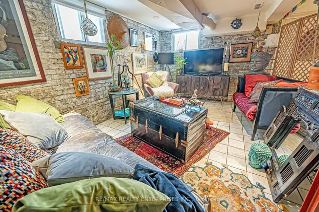 Additional image 31 of 914 Dovercourt Rd