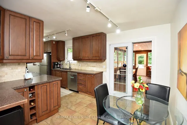 房产图片 9 - 405 Erindale Dr