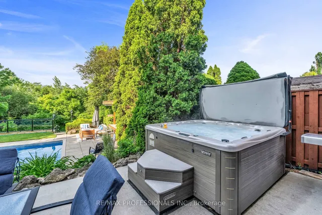 Additional image 36 of 53 Decarie Circ