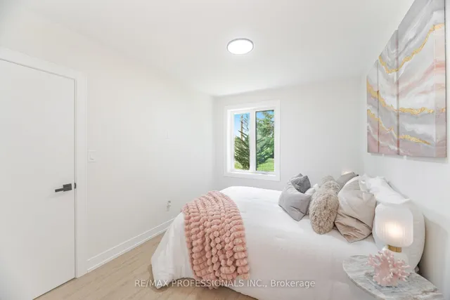 Additional image 18 of 4 Lloyd Manor Rd