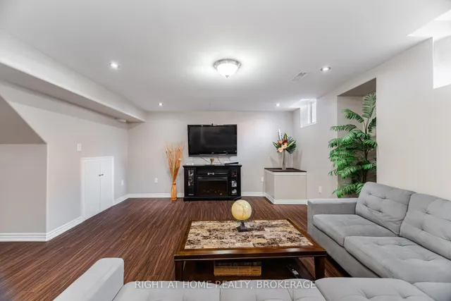 Additional image 38 of 2226 Viking Cres