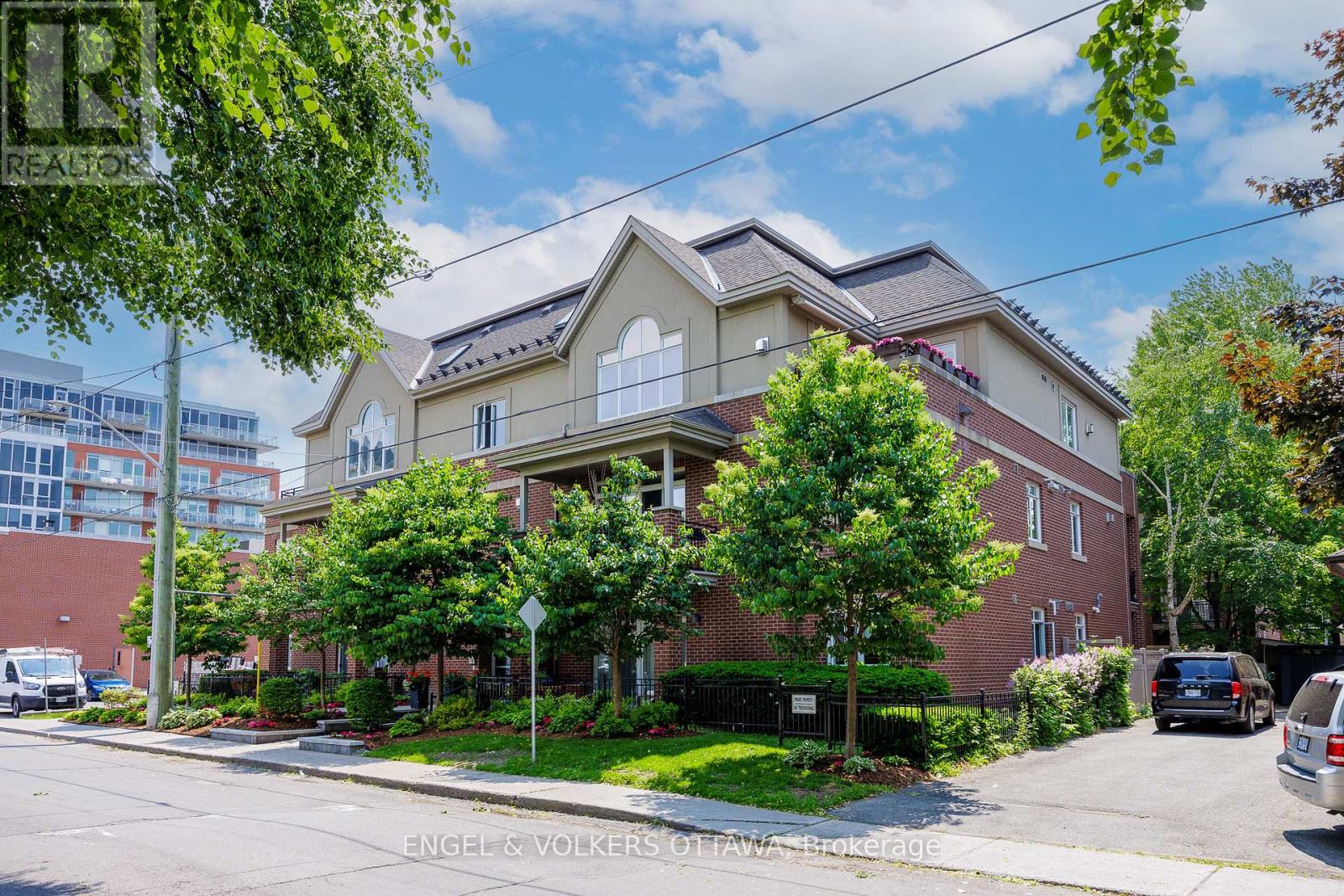 105 - 400 MCLEOD STREET|Ottawa, Ontario K2P1A6