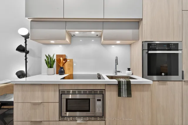 Additional image 21 of 39 Roehampton Ave Unit 408