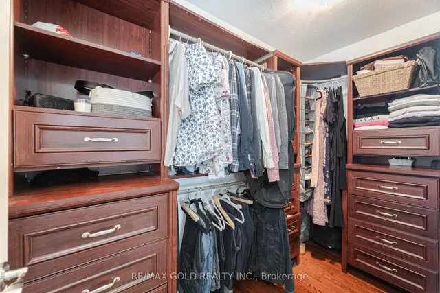 Additional image 20 of 28 Versailles Cres