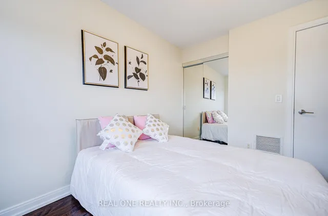 房产图片 36 - 151 Village Green Sq 单元 1008