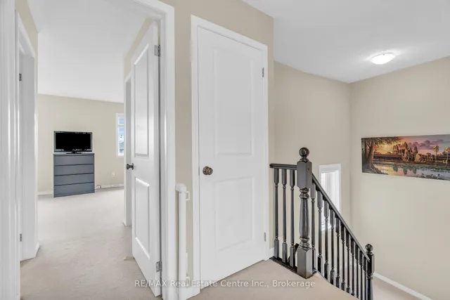 Additional image 26 of 939 Zeller Cres