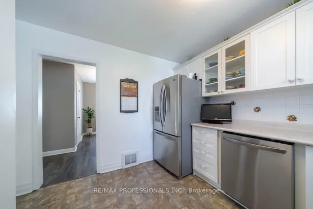 Additional image 8 of 82 Colonial Ave