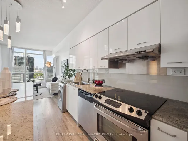 房产图片 5 - 29 Singer Crt 单元 2703