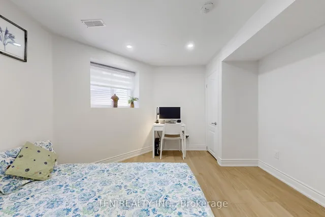 Additional image 35 of 851 Clemens Cres