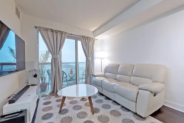 Additional image 32 of 125 Village Green Sq Unit 911