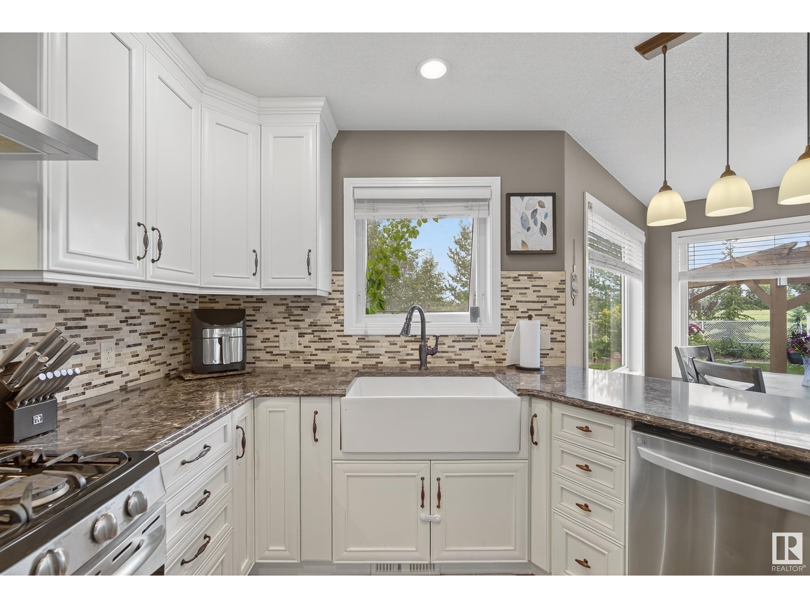 394 Hollick-Kenyon RD NW|Edmonton, Alberta T5Y2T7