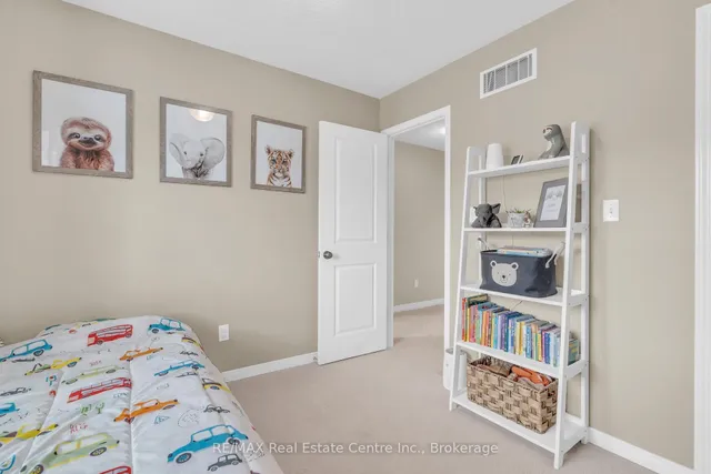 Additional image 22 of 939 Zeller Cres