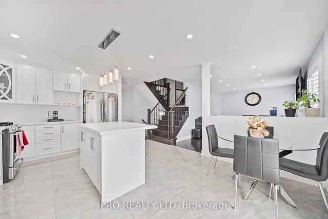 Additional image 13 of 14 Saddleback Sq