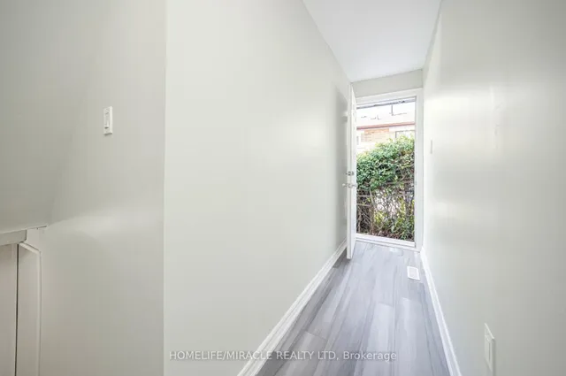 Additional image 32 of 3777 Woodruff Cres