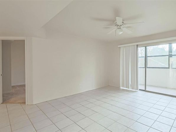 3045 Walnut Bend Ln APT 27, Houston, TX 77042