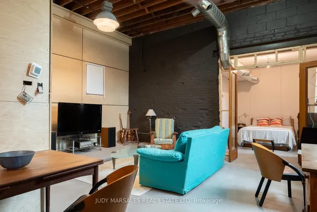 Additional image 32 of 29 Case St