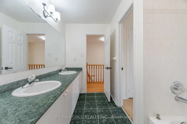 Additional image 36 of 32 Hollybush St