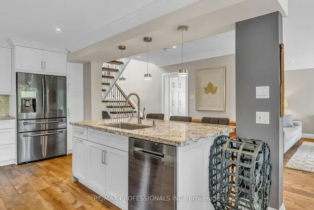 Additional image 19 of 53 Decarie Circ