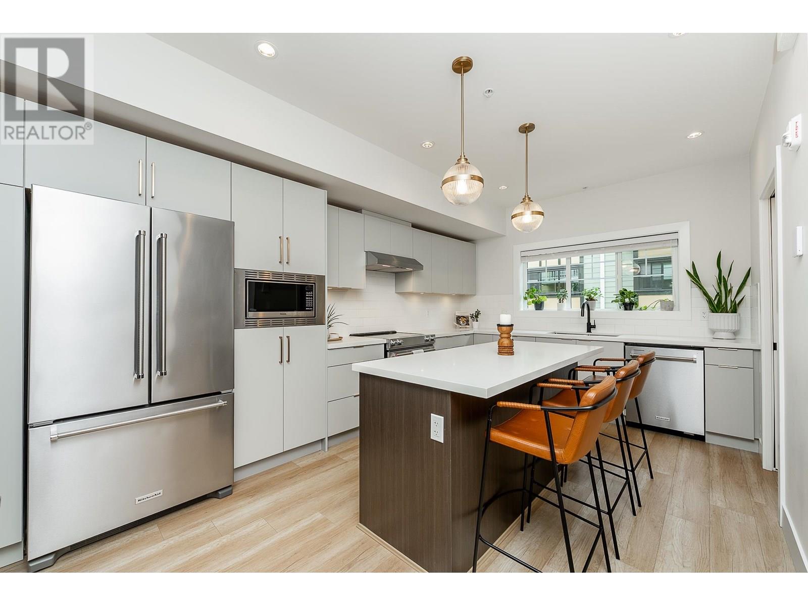 202 80 ELGIN STREET|Port Moody, British Columbia V3H0M6