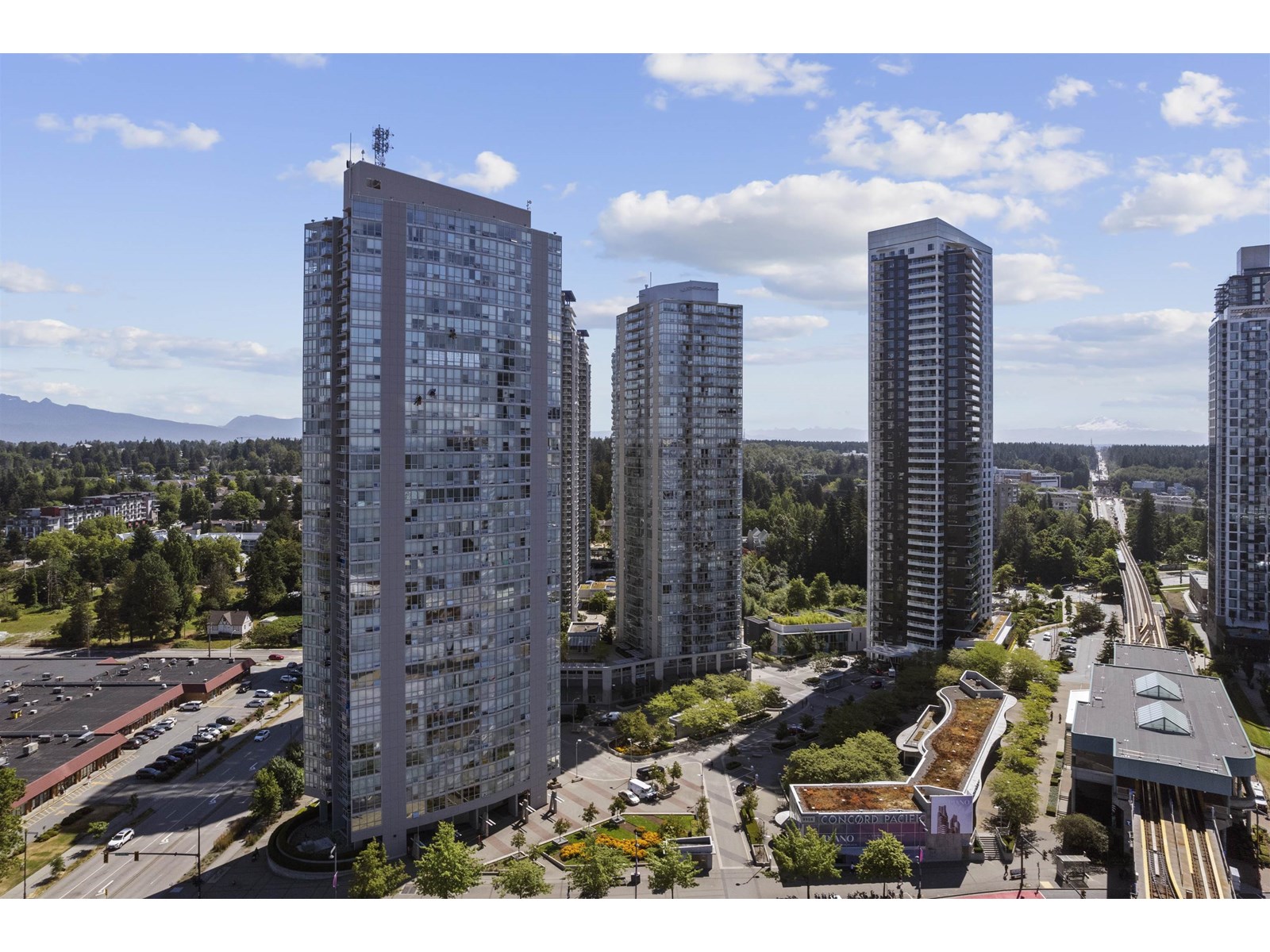 1402 13618 100TH AVENUE|Surrey, British Columbia V3T0A8