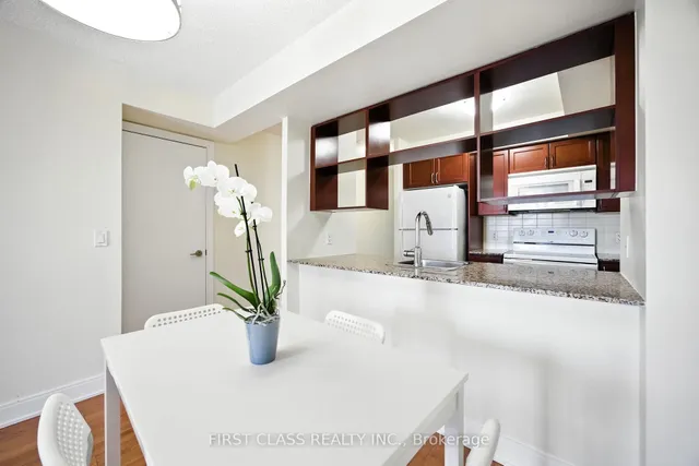 Additional image 11 of 135 Village Green Sq Unit 822