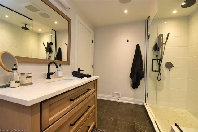 Additional image 41 of 98 Moore Cres