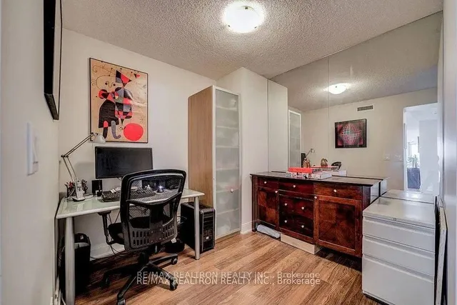 房产图片 12 - 多伦多市村绿广场135号824单元