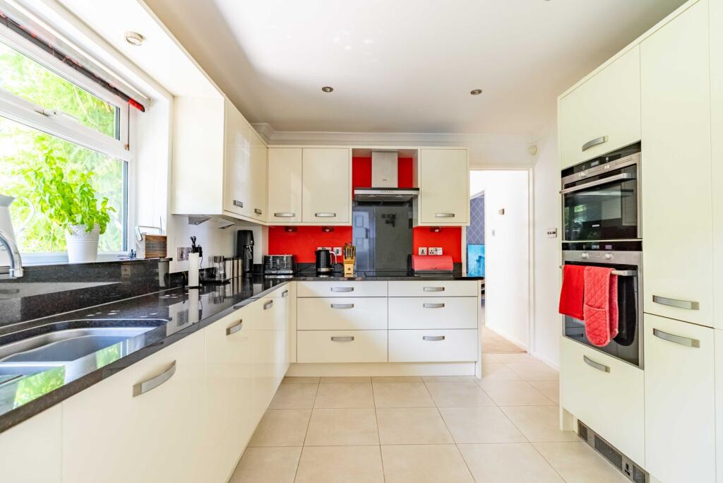 Additional image 3 of Aldwickbury Crescent, Harpenden, Hertfordshire, AL5